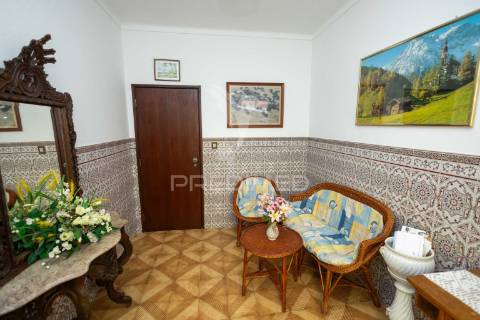 Moradia t3 com anexo, quintal e garagem – ferreira de capelins, alandroal.