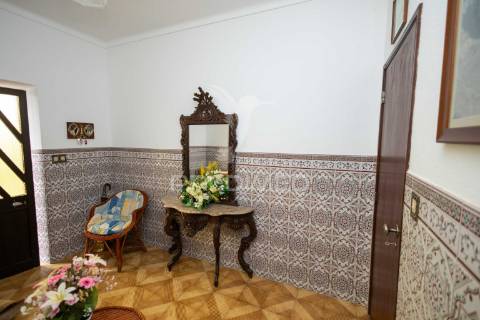 Moradia t3 com anexo, quintal e garagem – ferreira de capelins, alandroal.