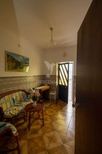 Moradia t3 com anexo, quintal e garagem – ferreira de capelins, alandroal.