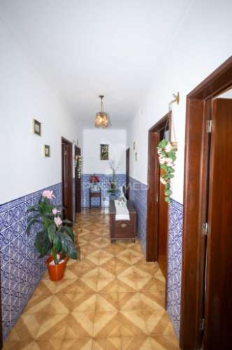 Moradia t3 com anexo, quintal e garagem – ferreira de capelins, alandroal.