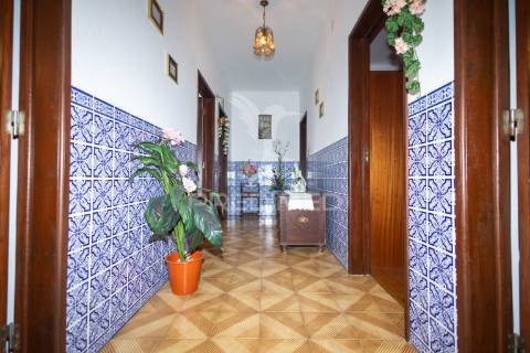 Moradia t3 com anexo, quintal e garagem – ferreira de capelins, alandroal.