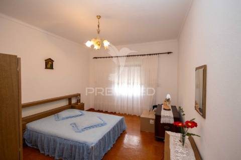 Moradia t3 com anexo, quintal e garagem – ferreira de capelins, alandroal.