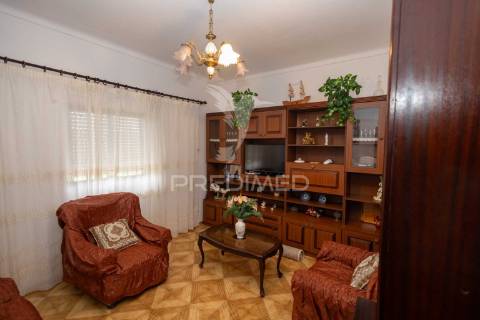 Moradia t3 com anexo, quintal e garagem – ferreira de capelins, alandroal.