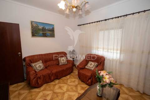 Moradia t3 com anexo, quintal e garagem – ferreira de capelins, alandroal.