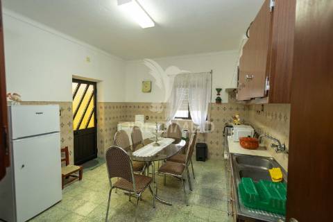 Moradia t3 com anexo, quintal e garagem – ferreira de capelins, alandroal.