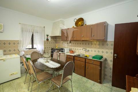 Moradia t3 com anexo, quintal e garagem – ferreira de capelins, alandroal.