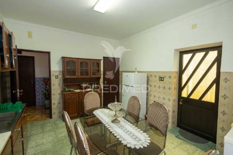 Moradia t3 com anexo, quintal e garagem – ferreira de capelins, alandroal.