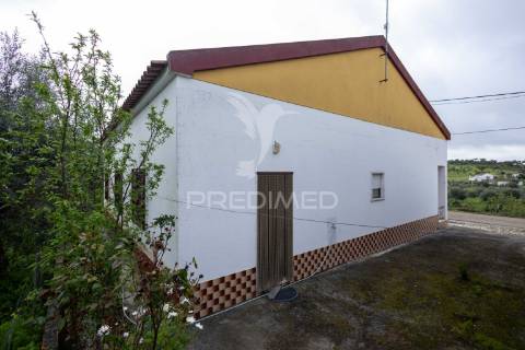 Moradia t3 com anexo, quintal e garagem – ferreira de capelins, alandroal.