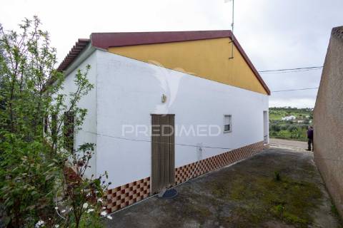 Moradia t3 com anexo, quintal e garagem – ferreira de capelins, alandroal.