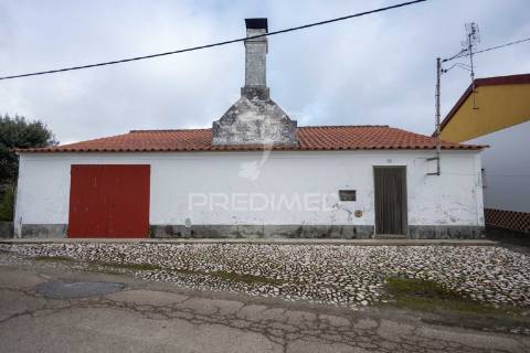 Moradia t3 com anexo, quintal e garagem – ferreira de capelins, alandroal.