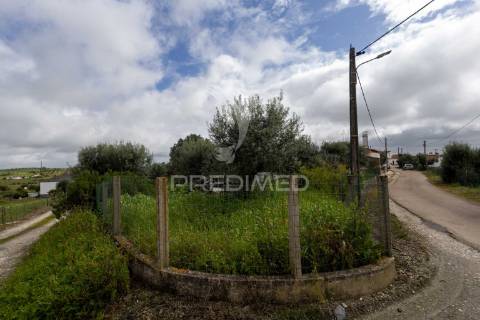 Moradia t3 com anexo, quintal e garagem – ferreira de capelins, alandroal.