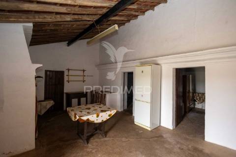 Moradia t3 com anexo, quintal e garagem – ferreira de capelins, alandroal.