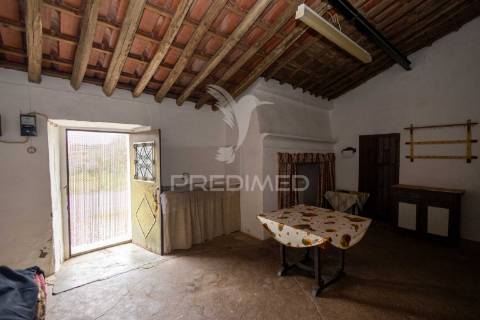 Moradia t3 com anexo, quintal e garagem – ferreira de capelins, alandroal.