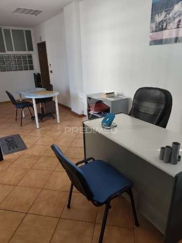 Quarteira -loja destinada a comércio e serviços