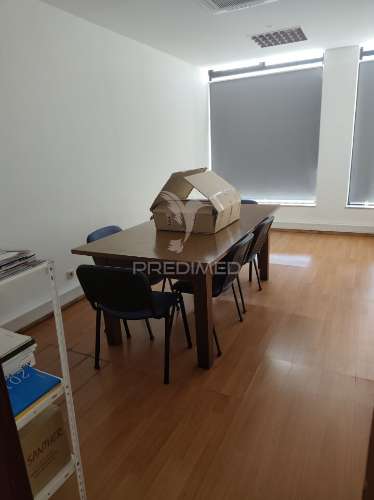 Quarteira -loja destinada a comércio e serviços