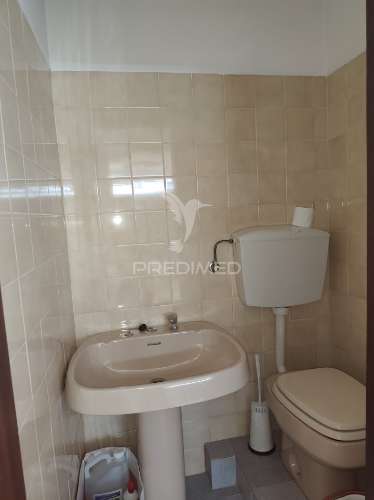 Quarteira -loja destinada a comércio e serviços