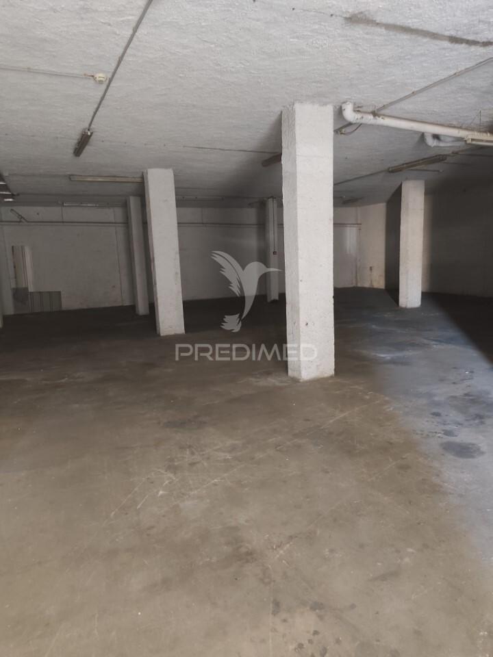 Quarteira - armazém à venda perto de zonas comerciais