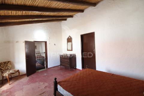 Moradia têrrea na vila de safara com quintal