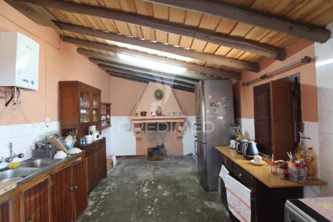 Moradia têrrea na vila de safara com quintal