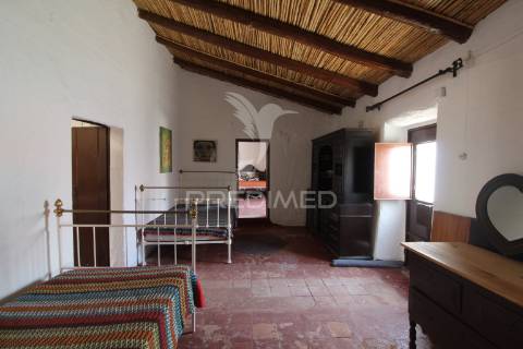 Moradia têrrea na vila de safara com quintal