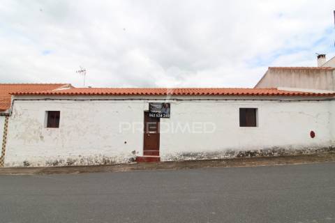 Moradia têrrea na vila de safara com quintal