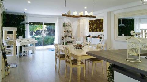 Quinta com piscina e com lote de terreno rústico