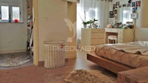 Quinta com piscina e com lote de terreno rústico