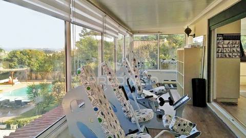 Quinta com piscina e com lote de terreno rústico