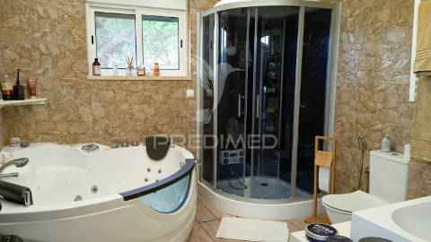 Quinta com piscina e com lote de terreno rústico