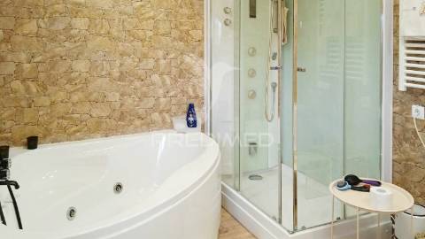 Quinta com piscina e com lote de terreno rústico