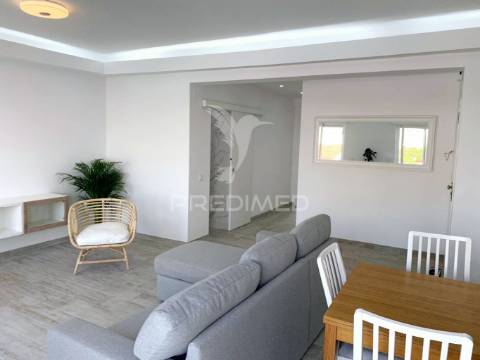 Apartamento t2 remodelado em quarteira, otima localização