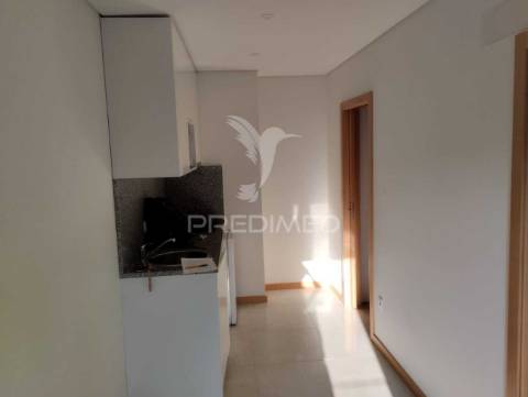 Arrenda-se t1 na praça das flores - porto