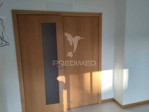 Arrenda-se t1 na praça das flores - porto