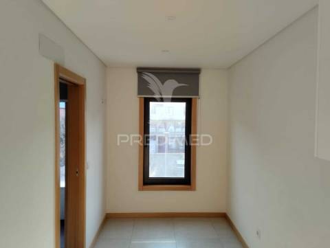 Arrenda-se t1 na praça das flores - porto