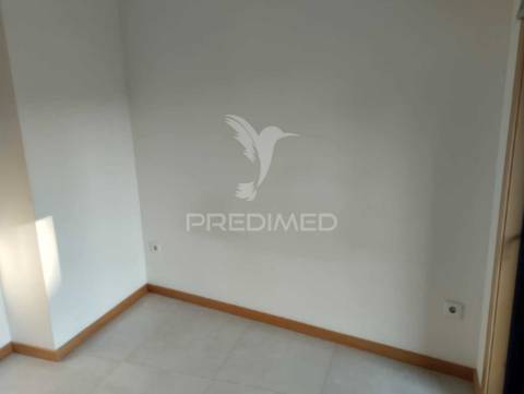 Arrenda-se t1 na praça das flores - porto