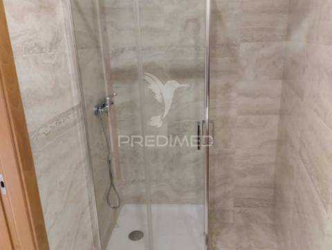 Arrenda-se t1 na praça das flores - porto