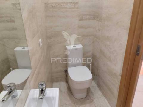 Arrenda-se t1 na praça das flores - porto