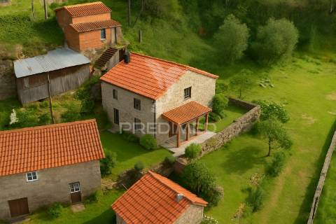 Moradia t3 para restauro em chorense, terras de bouro.