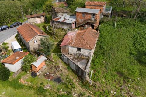 Moradia t3 para restauro em chorense, terras de bouro.
