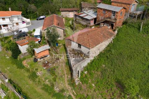 Moradia t3 para restauro em chorense, terras de bouro.