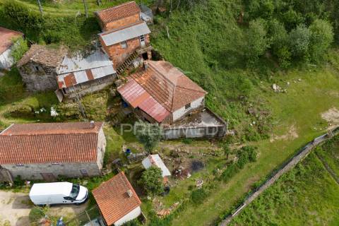 Moradia t3 para restauro em chorense, terras de bouro.