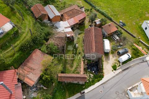 Moradia t3 para restauro em chorense, terras de bouro.