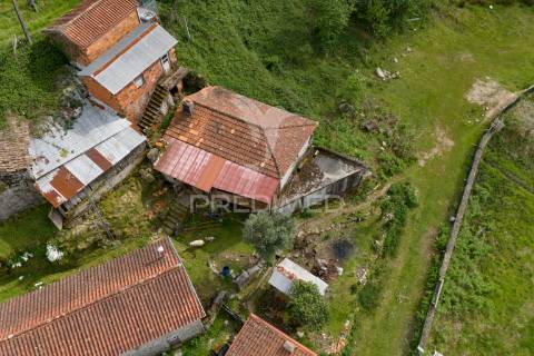Moradia t3 para restauro em chorense, terras de bouro.