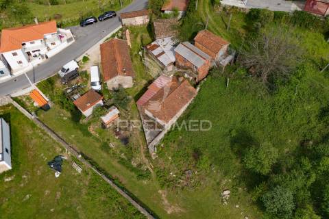 Moradia t3 para restauro em chorense, terras de bouro.