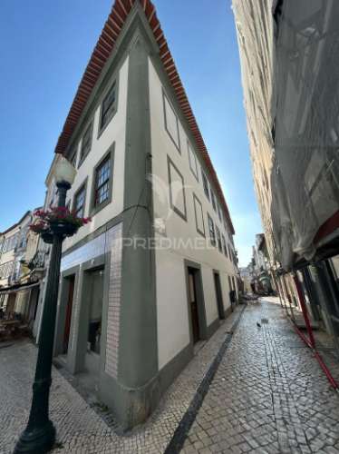 Prédio contemporâneo na praça do peixe – centro histórico de aveiro