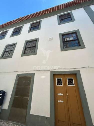 Prédio contemporâneo na praça do peixe – centro histórico de aveiro