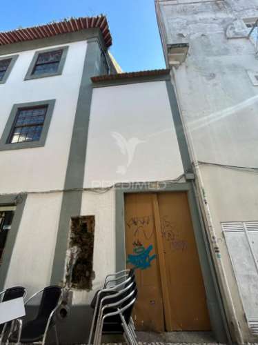 Prédio contemporâneo na praça do peixe – centro histórico de aveiro