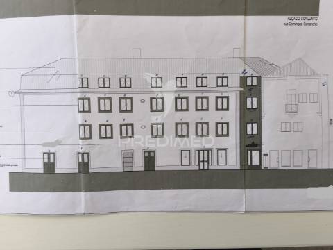 Prédio contemporâneo na praça do peixe – centro histórico de aveiro