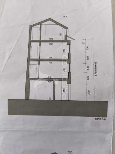 Prédio contemporâneo na praça do peixe – centro histórico de aveiro