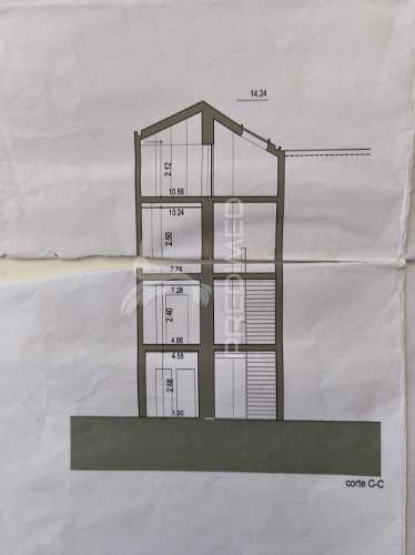 Prédio contemporâneo na praça do peixe – centro histórico de aveiro